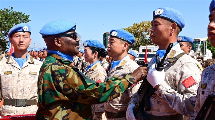 聯(lián)南蘇團西戰(zhàn)區(qū)司令多米尼克準(zhǔn)將為維和官兵授勛。孫千攝