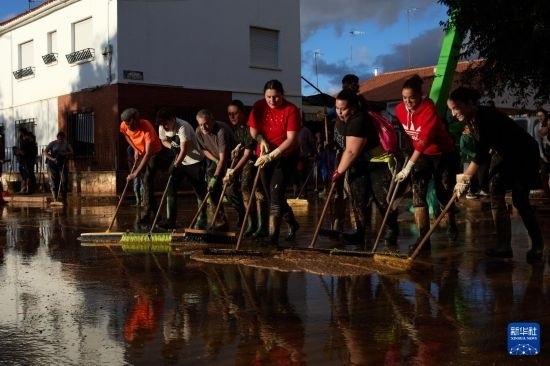 11月2日，居民在西班牙烏鐵爾清理房屋。新華社記者 孟鼎博 攝