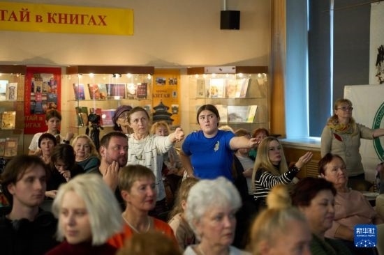 11月2日，來賓在俄羅斯符拉迪沃斯托克的活動現(xiàn)場模仿八段錦的動作。新華社發(fā)（郭飛洲攝）