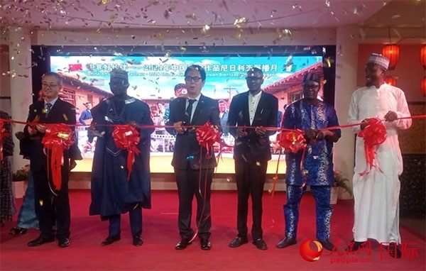 嘉賓們?yōu)橛耙曊共ピ禄顒蛹舨省Ｈ嗣窬W(wǎng)記者 姜宣攝