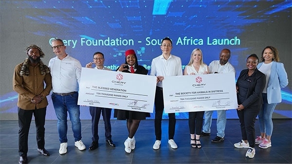 捐贈(zèng)合影。奇瑞國(guó)際南非子公司提供