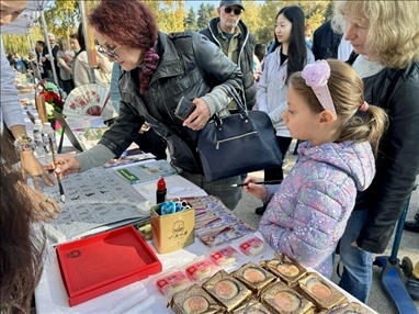 活動(dòng)現(xiàn)場(chǎng)外賓體驗(yàn)中國書法。 中國駐保加利亞大使館供圖。