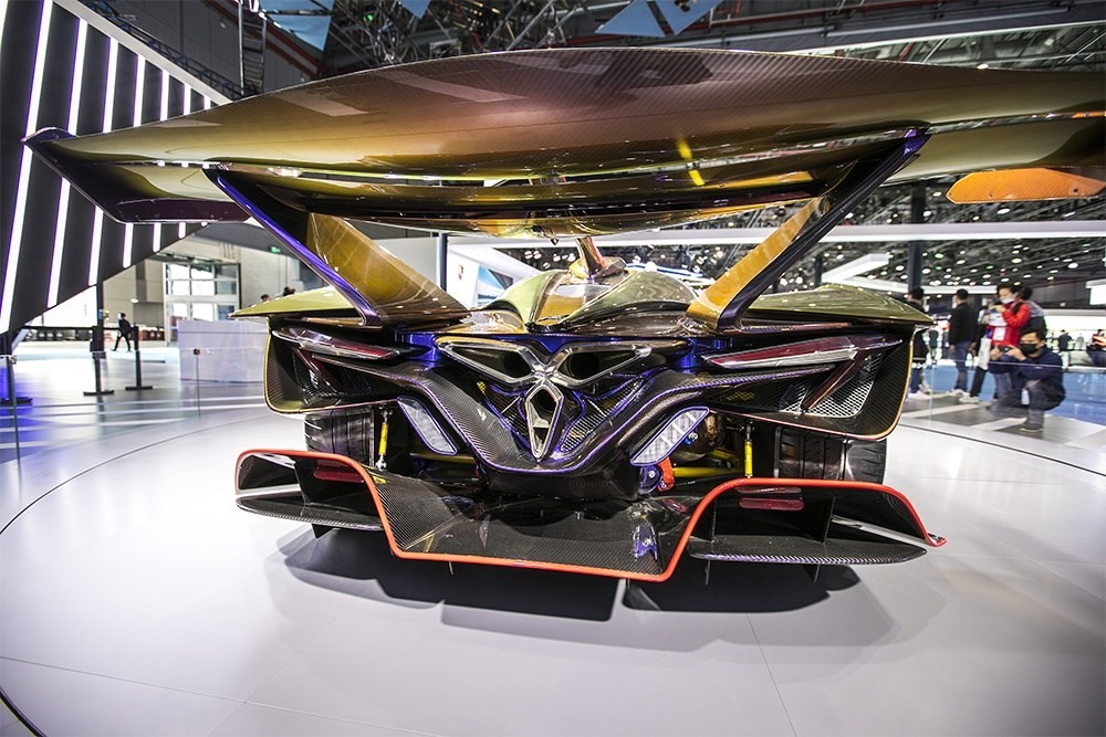 2020年11月5日，上海，來自德國的全球首款全碳纖維跑車亮相進(jìn)博會。該車總重量只有1250KG。