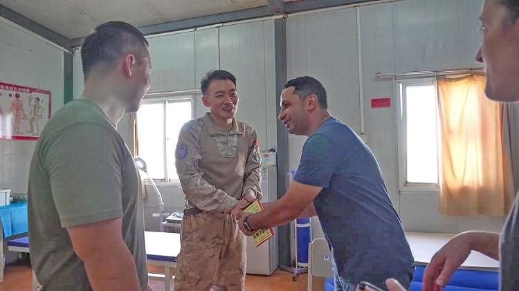 外國友人致謝。王軍杰攝
