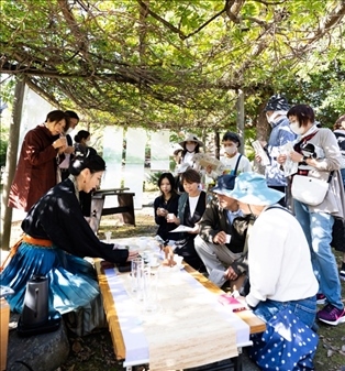 游客們在浙江體驗區(qū)品茶。