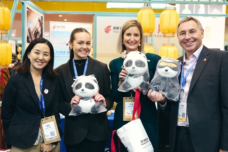 “中國館”展區(qū)現(xiàn)場洽談。 楊浩鵬攝