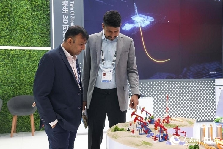 觀眾在了解中企產(chǎn)品。人民網(wǎng)記者任皓宇攝 