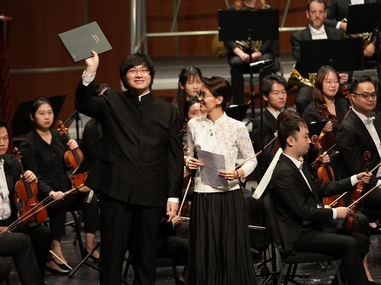 小澤征良向俞潞贈(zèng)送小澤征爾使用過(guò)的《第五交響曲》樂(lè)譜。演出方供圖