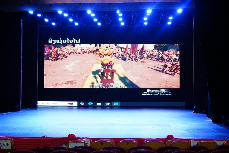 “露天電影院——中老優(yōu)秀電影巡映”首映式上放映老撾語(yǔ)配譯的中國(guó)動(dòng)畫(huà)電影《雄獅少年》。主辦方供圖