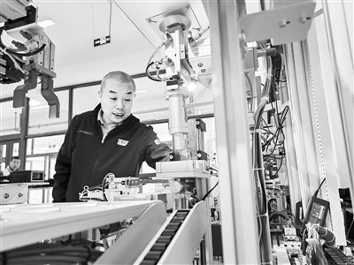 郭海青在檢查車床加工設(shè)備。 受訪者供圖