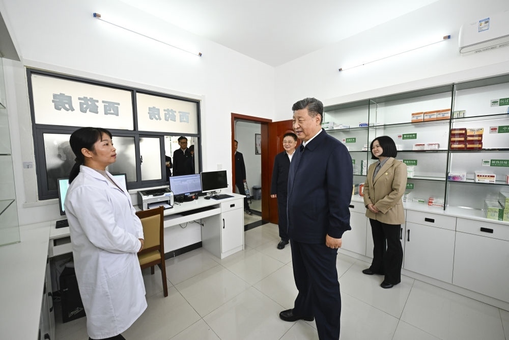 2024年11月5日，習(xí)近平在湖北省咸寧市嘉魚縣潘家灣鎮(zhèn)四邑村衛(wèi)生室考察。習(xí)近平指出：“要進一步加強黨建引領(lǐng)，抓住‘一老一小’這個重點，更加精準(zhǔn)有效地為群眾排憂解難。”