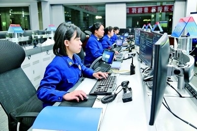  廣東省廣州市消防救援支隊指揮中心的接警調度員24小時待命。圖片由國家消防救援局提供