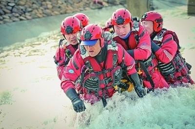  山東省日照市消防救援支隊(duì)消防員正在進(jìn)行多人淺灘涉水橫渡訓(xùn)練。圖片由國家消防救援局提供