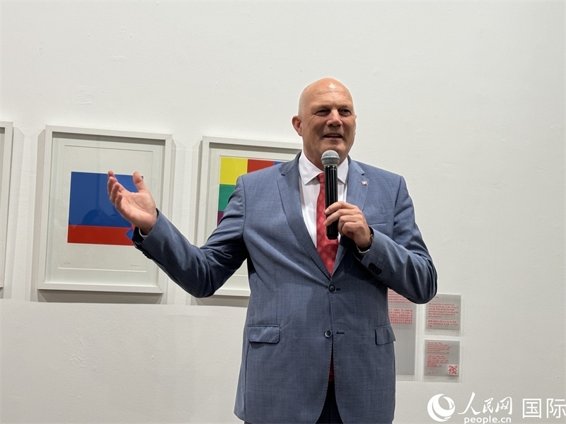 11月8日，瑞士駐華大使白瑞誼在“瑞士經(jīng)典設(shè)計展”開幕式上發(fā)表致辭。（人民網(wǎng) 謝瑩攝）