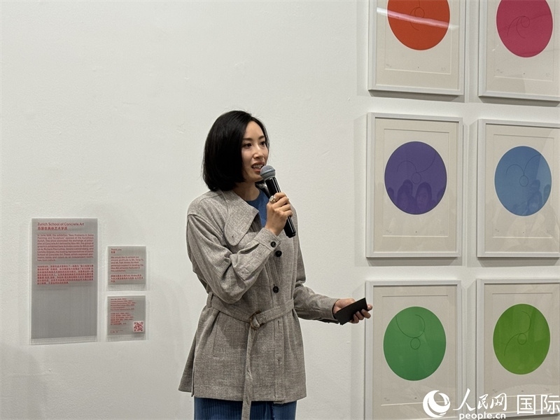 11月8日，今日美術(shù)館館長張然在“瑞士經(jīng)典設(shè)計展”開幕式上發(fā)表致辭。（人民網(wǎng) 謝瑩攝）