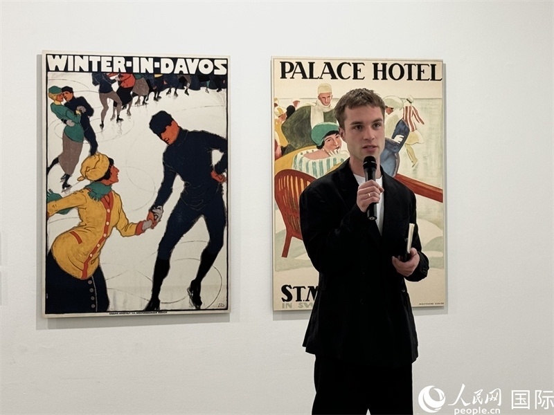 11月8日，“瑞士經(jīng)典設(shè)計展”策展人言照壁向與會嘉賓導(dǎo)覽。（人民網(wǎng) 謝瑩攝）