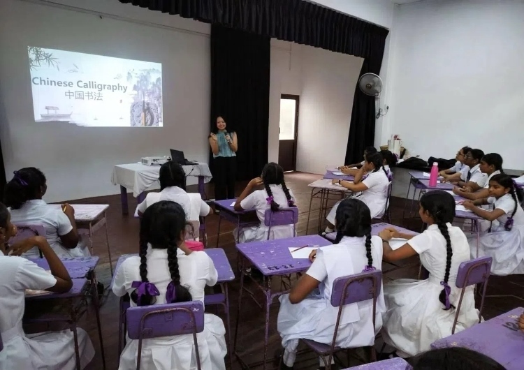 斯里蘭卡學(xué)生在系列活動中學(xué)習(xí)中國書法。圖片由主辦方提供