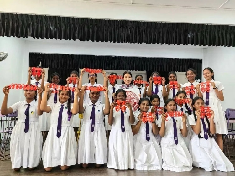 斯里蘭卡學(xué)生展示剪紙作品。圖片由主辦方提供