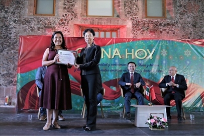 李雅芳向加比拉爾·塞迪略授予“拉美分社榮譽員工”稱號。主辦方供圖