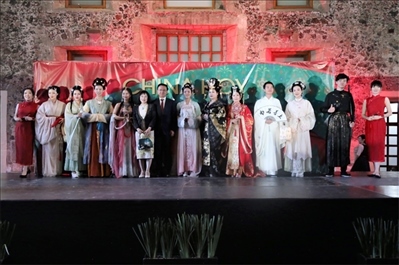 墨西哥華人婦女聯(lián)合總會木蘭藝術團的中國古代服裝表演。主辦方供圖