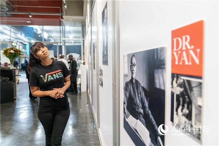 南非民眾參觀(guān)《先驅(qū)者顏福慶》特展 希拉茲·莫林 攝