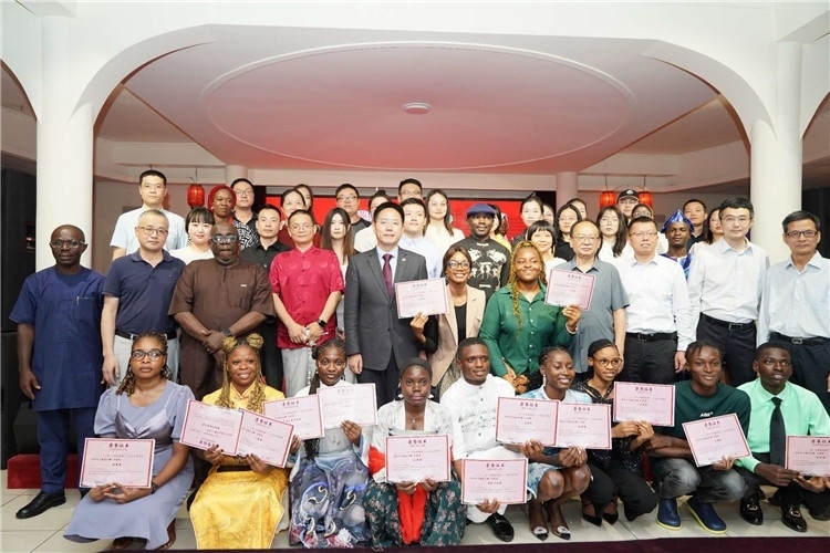 參賽選手與嘉賓合影留念。尼日利亞中國(guó)文化中心供圖