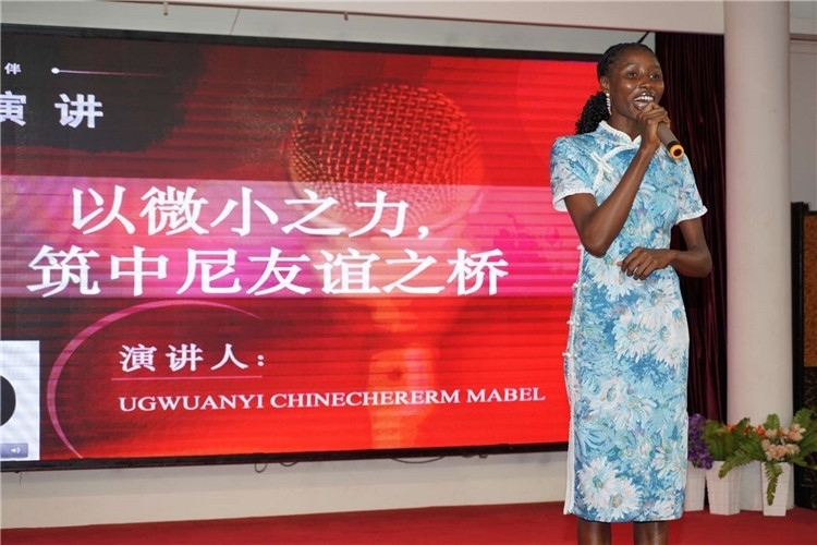 選手張佳寧演講中。尼日利亞中國(guó)文化中心供圖