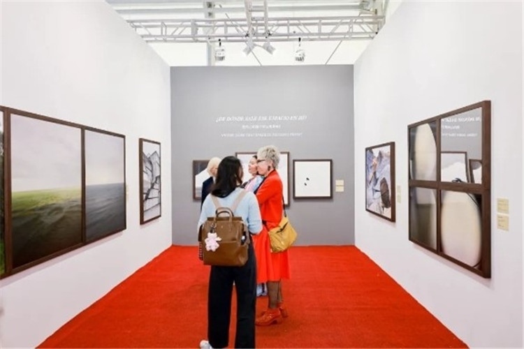 “我內(nèi)心的那個(gè)空從哪里來(lái)？從波濤、云朵和勇氣”西岸藝博會(huì)展覽現(xiàn)場(chǎng) 圖片由主辦方提供