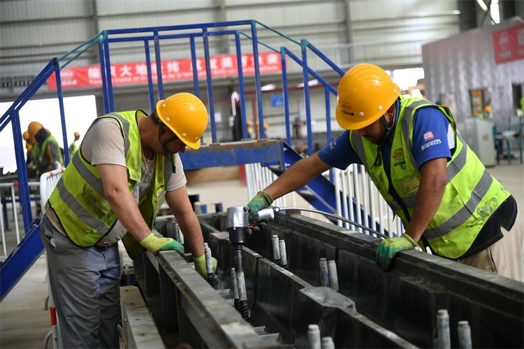 中企建設軌枕廠生產線上的中阿員工 中國鐵建供圖