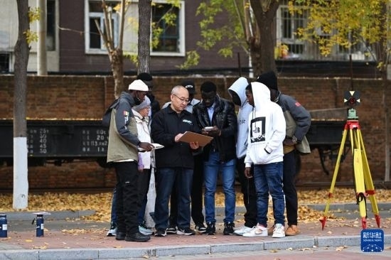 在天津鐵道職業(yè)技術(shù)學(xué)院，老師指導(dǎo)幾內(nèi)亞學(xué)員使用測(cè)距儀器（11月11日攝）。新華社記者 李然 攝