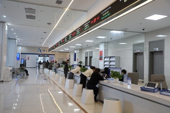 觀山湖區(qū)政務(wù)大廳窗口辦事忙。