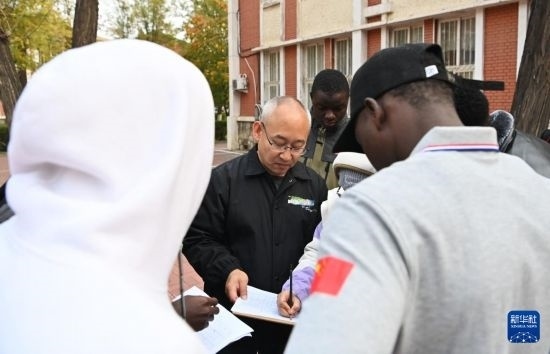 在天津鐵道職業(yè)技術(shù)學(xué)院，老師指導(dǎo)幾內(nèi)亞學(xué)員使用測(cè)距儀器（11月11日攝）。新華社記者 李然 攝