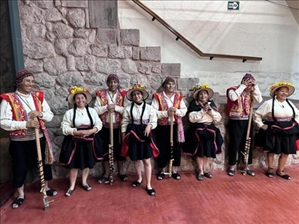 身著傳統(tǒng)服飾的秘魯藝人。本報(bào)記者 張朋輝 攝