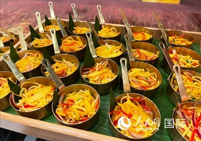 馬來西亞美食節(jié)現(xiàn)場(chǎng)準(zhǔn)備的美食。人民網(wǎng) 王婧攝