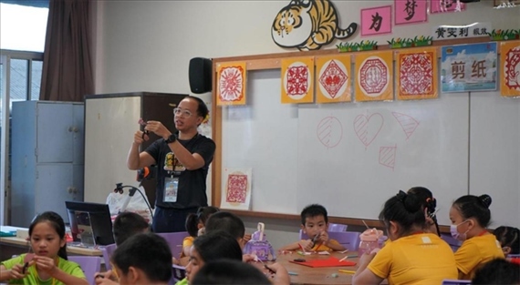 剪紙教學(xué)。主辦方供圖