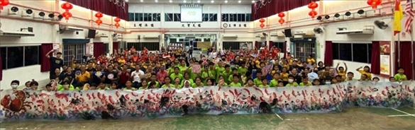 在工作坊導(dǎo)師的指導(dǎo)下，三校200余名學(xué)生共同完成了一幅長(zhǎng)達(dá)80尺的水墨畫作。主辦方供圖