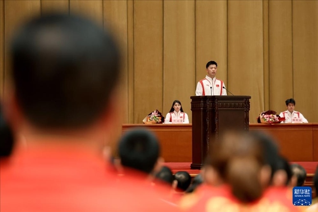 11月15日，乒乓球運動員馬龍（中）在報告會上發(fā)言。新華社記者 李明 攝