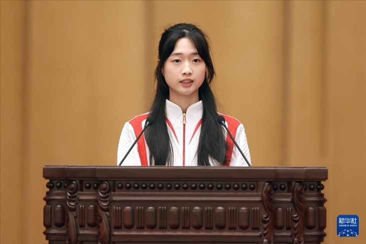 11月15日，射擊運動員黃雨婷在報告會上發(fā)言。新華社記者 李明 攝