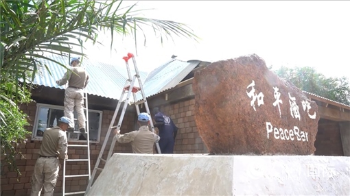 ▲搭設(shè)固定文娛設(shè)施房頂（秦貴君攝）