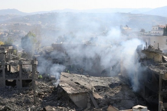 這是10月16日在黎巴嫩南部城鎮(zhèn)加納拍攝的遭摧毀的建筑。新華社發(fā)（阿里·哈希紹攝）