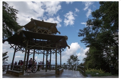 在巴西里約熱內(nèi)盧市內(nèi)的蒂茹卡國家森林公園里，有一座風光獨一無二的觀景臺，名為“中國亭”，是為紀念曾經(jīng)在這里種植茶葉的中國茶農(nóng)而修建，如今已成為當?shù)氐闹坝^。（圖源：新華社）