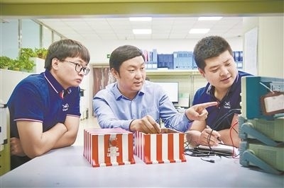 中北大學(xué)極端環(huán)境特種傳感與測(cè)試創(chuàng)新研究團(tuán)隊(duì)成員正在圍繞近期發(fā)射任務(wù)進(jìn)行產(chǎn)品研發(fā)。受訪單位供圖