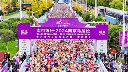 比賽選手沖出起點(diǎn)。賽事組委會(huì)供圖