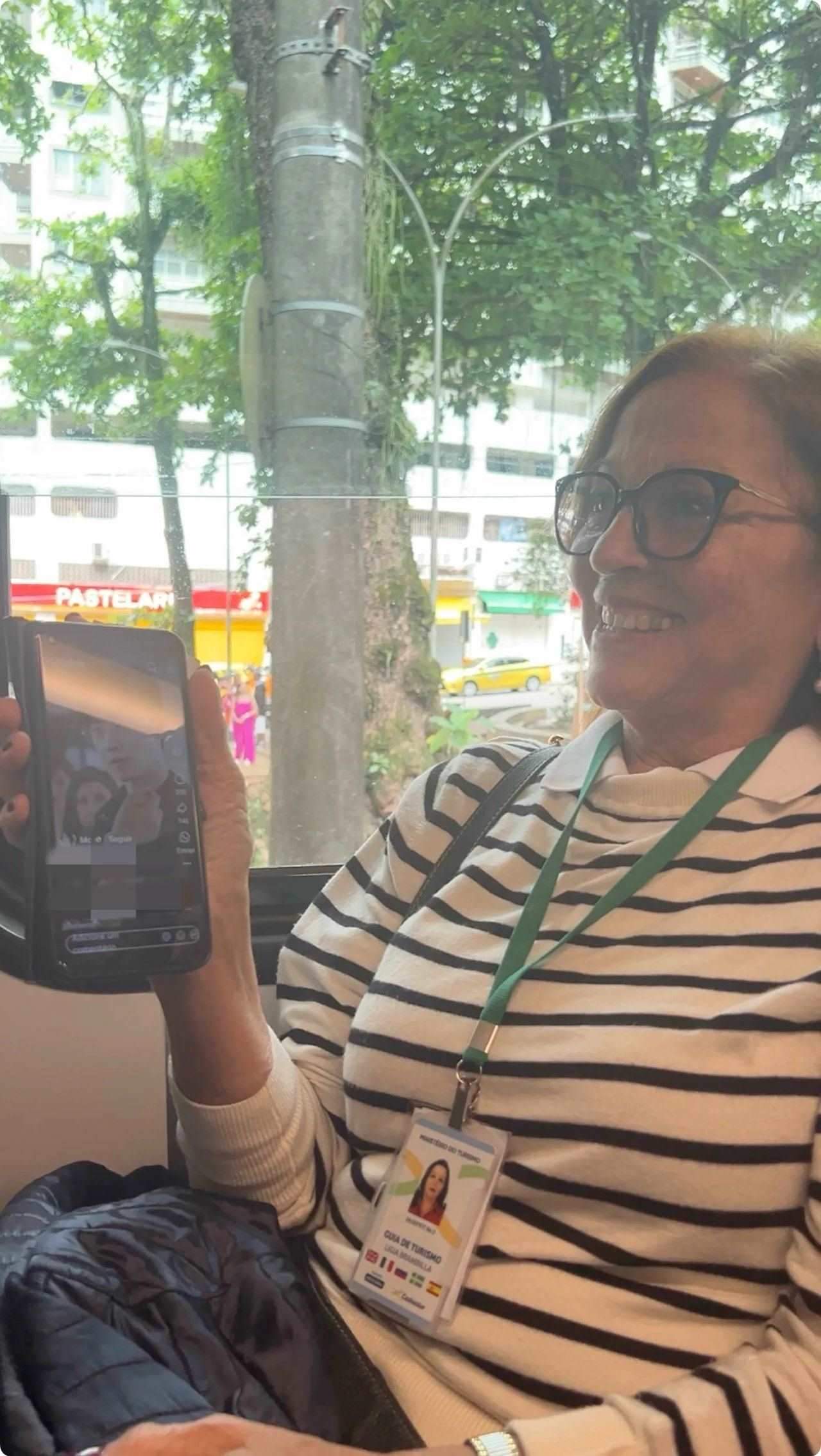 當?shù)厝讼驆u叔展示中國網(wǎng)劇。作者供圖