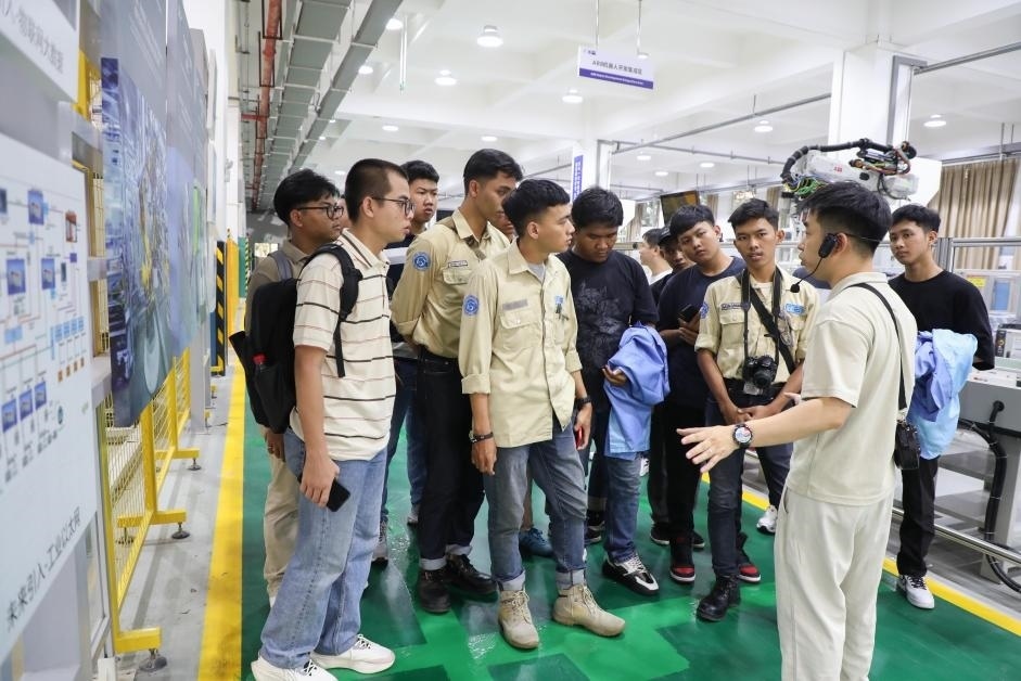 來(lái)華留學(xué)生在工程實(shí)踐中心上課。教育部職業(yè)教育與成人教育司供圖