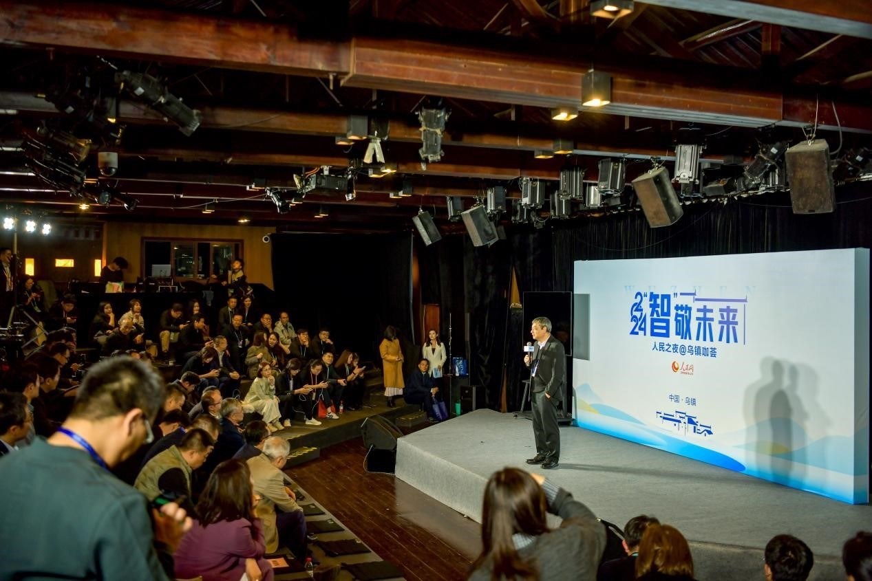 在開場環(huán)節(jié)，清華大學(xué)人工智能研究院常務(wù)副院長、教授孫茂松發(fā)言分享。人民網(wǎng)記者 任峰濤攝