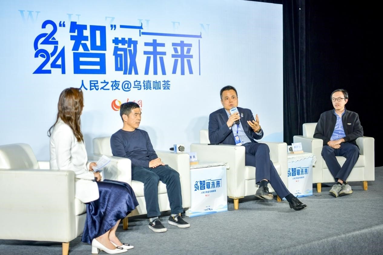 在對話環(huán)節(jié)，之江實(shí)驗(yàn)室高級研究專家潘愛民、伏羲智庫創(chuàng)始人李曉東、麒麟軟件副總經(jīng)理李震寧探討“‘百模大戰(zhàn)’將卷向何方”。人民網(wǎng)記者 任峰濤攝