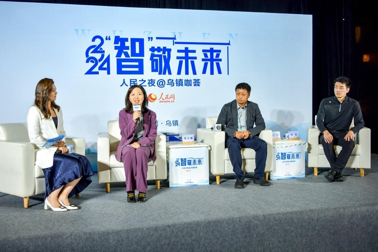在對話環(huán)節(jié)，趣丸科技總編輯、副總裁任少峰，星云智慧機(jī)器人CEO李明，可之教育大模型創(chuàng)始人王冠討論“人工智能如何惠及大眾”。人民網(wǎng)記者 任峰濤攝