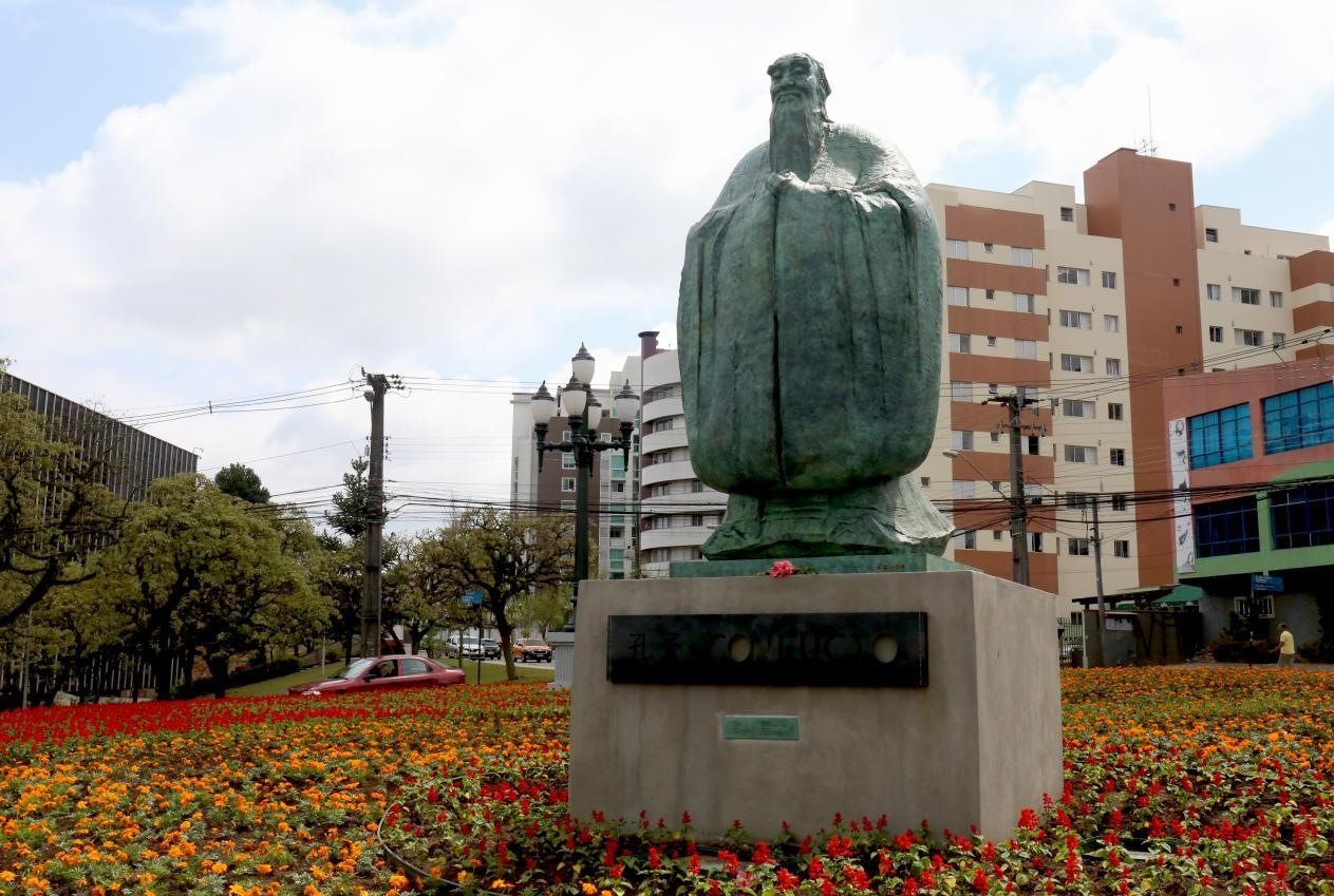 2017年，吳為山雕塑《孔子》立于巴西庫(kù)里蒂巴市，該廣場(chǎng)被永久命名為“中國(guó)廣場(chǎng)”。中國(guó)美術(shù)館供圖