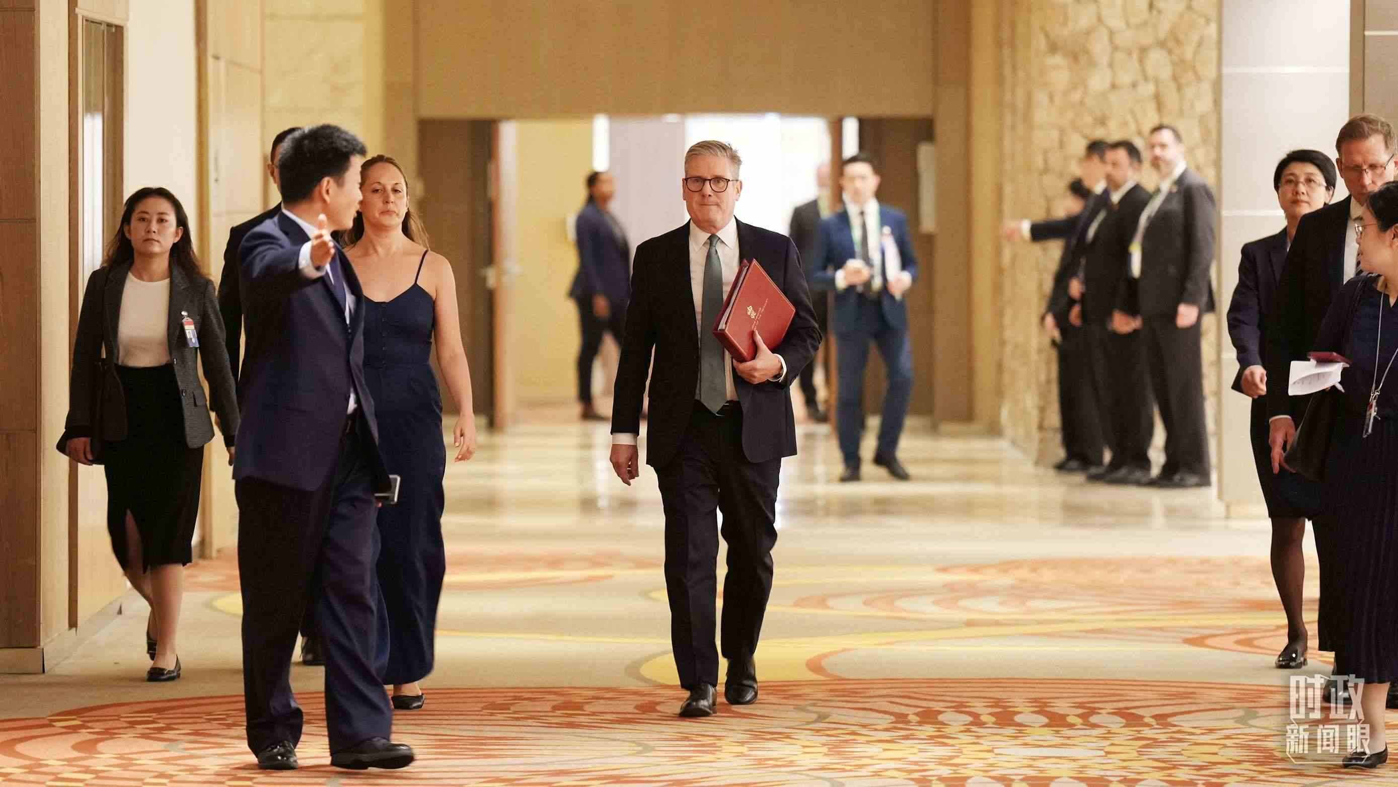 英國首相斯塔默抵達(dá)會(huì)見現(xiàn)場(chǎng)，這是他首次同習(xí)主席面對(duì)面交流。